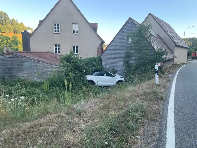Die Frau verlor am Ortseingang von Wallhalben offenbar wegen nicht angepasster Geschwindigkeit die Kontrolle über ihr Fahrzeug und krachte in den Hotelanbau  | Foto: Polizeiinspektion Waldfischbach-Burgalben