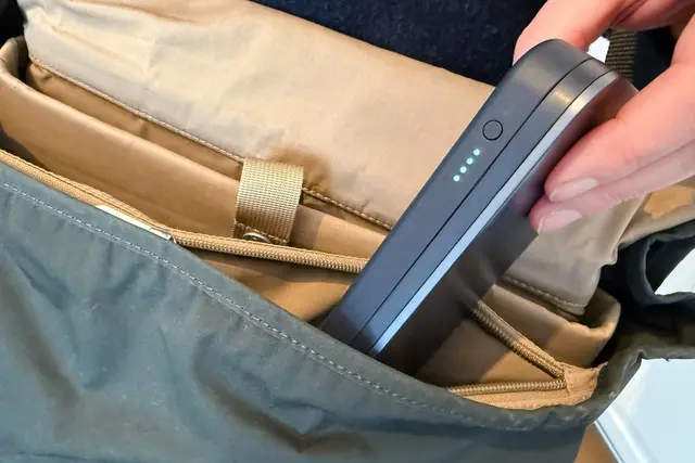 Nur noch im Handgepäck und mit maximaler Kapazität von 100 bis 160 Wattstunden: Powerbanks können an Bord einer Airline schnell zur Gefahr werden. | Foto: Till Simon Nagel/dpa-mag