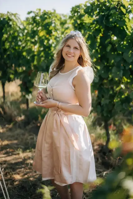 Sophia Andes wird zur neuen Weinprinzessin der Verbandsgemeinde Deidesheim gekrönt und eröffnet damit die Weinkerwe. | Foto: Lena Geib