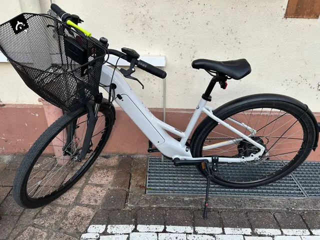 Ein gestohlenes Cube-Pedelec ist in Speyer dank GPS geortet und von der Polizei sichergestellt worden. Nun suchen die Ermittler nach dem Dieb und nach dem Eigentümer eines weißen Rockrider-Pedelecs. | Foto: Polizeidirektion Ludwigshafen