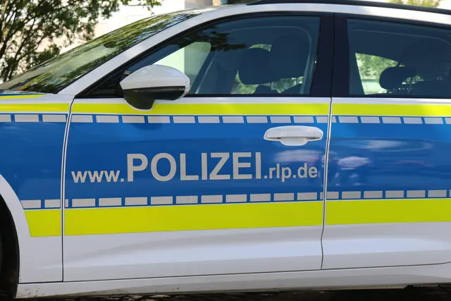 Ein unbekannter Autofahrer hat auf dem Parkplatz vor dem Cura-Center in Speyer einen geparkten VW beschädigt und ist anschließend geflüchtet. Die Polizei sucht nun Zeugen der Unfallflucht in der Iggelheimer Straße. | Foto: Gisela Böhmer