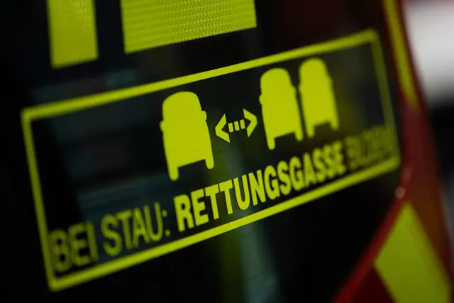 Ein Lkw-Fahrer hat auf der A65 bei Landau keine Rettungsgasse gebildet und damit eine Einsatzfahrt der Polizei behindert. Wer keine Rettungsgasse bildet, muss mit einem Fahrverbot rechnen | Foto: Rolf Vennenbernd/dpa (Symbolbild)