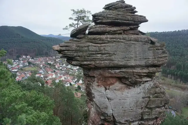 Wanderer, die sich an die als Rundwanderweg ausgeschilderte „Höllenberg-Tour" zwischen Spirkelbach und Lug heranwagen, absolvieren auf dem Rücken des Höllenbergs eine Exkursion in die sagenhafte Welt der Wasgauer Felstürme. | Foto: Markus Pacher