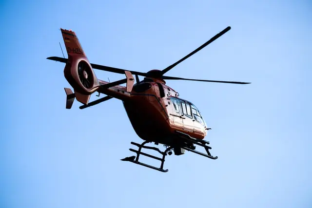 Auch ein Rettungshubschrauber kam bei dem Unfall in Weinheim zum Einsatz. (Symbolbild) | Foto: Julian Stratenschulte/dpa