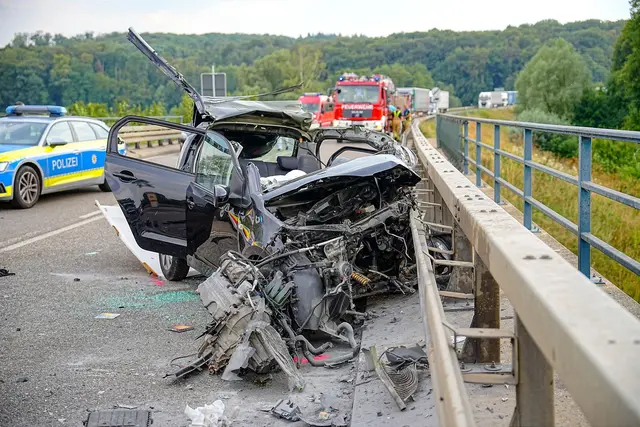 Bei einem Zusammenstoß mit einem Lkw ist ein Autofahrer tödlich verletzt worden. | Foto: Enrique Kaczor/dpa