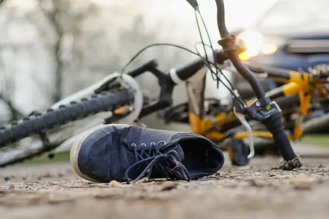 In Wörth am Rhein wurde eine 66-jährige Fahrradfahrerin bei einer Unfallflucht leicht verletzt. Die Polizei sucht nach dem Autofahrer. | Foto: glebcallfives/stock.adobe.com