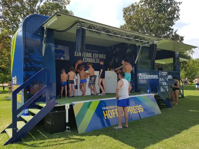 Der Hoffexpress, das Fan-Mobil der TSG Hoffenheim, macht am 8. und 9. August Station im bademaxx in Speyer. | Foto: SWS