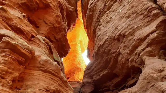 Die grandiosen Altschlossfelsen bei Eppenbrunn im Pfälzerwald werden das ganze Jahr über gerne und häufig besucht - vor allem, wenn die Felsen im Licht der untergehenden Sonne zu glühen beginnen und das brennende Rot die filigranen Sandsteinstrukturen und Säulengalerien prachtvoll in Szene rückt. Wandern in der Pfalz ist gerade hier an der Grenze mit grandioser Kulisse auch für viele Franzosen ein beliebtes Thema. | Foto: Barbara Imo