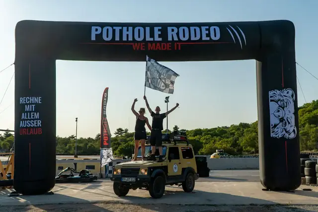 Gleich zwei Teams aus Römerberg haben das Pothole Rodeo Balkan 2026 abgeschlossen. Rost &amp; Ruhm - im Bild - holte Platz sieben unter 140 Teams. KaRuNe schaffte es sogar auf Platz drei. | Foto: Daniel Schoch