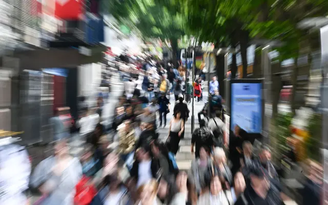 Unter Menschen und doch allein: Einsamkeit betrifft häufig Menschen mit sozialer Unsicherheit oder belastenden Bindungserfahrungen. | Foto: Bernd Weißbrod/dpa/dpa-mag