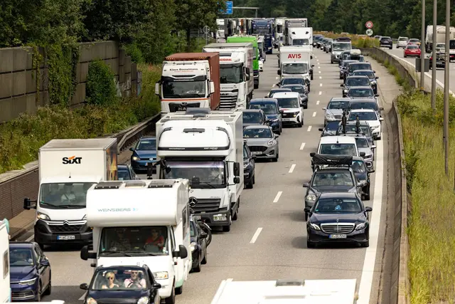 Schleppender Verkehr auf der A1 bei Hamburg | Foto: Ulrich Perrey/dpa