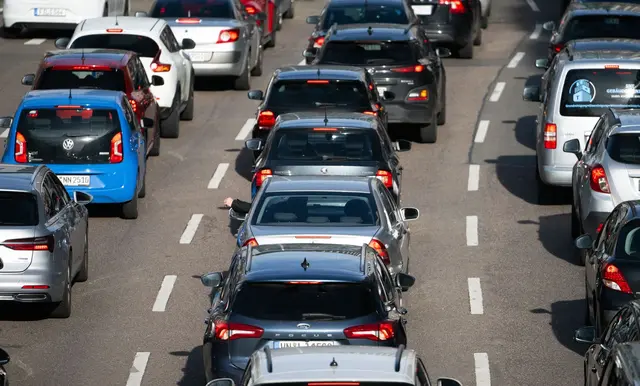 Es gab einen Unfall auf der A5. (Symbolbild)  | Foto: Marijan Murat/dpa