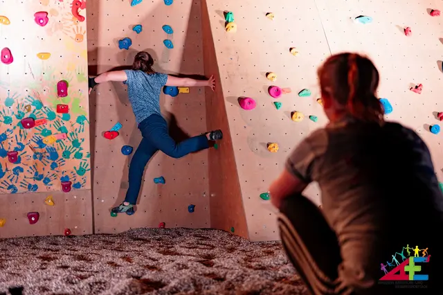 An der 150 Quadratmeter großen Outdoor-Boulderwand in Speyerdorf können Erwachsene den Klettersport bei einem kostenlosen Einsteigerkurs kennenlernen. | Foto: Wolfgang Klein