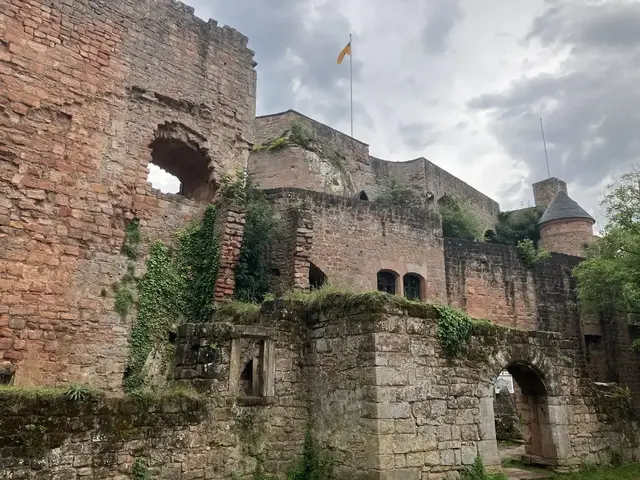 Die Burg Nanstein ist in Rheinland-Pfalz bekannt für ihre Lage und interessante Geschichte  | Foto: Stephanie Walter