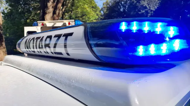 Rettungskräfte mussten den 82-Jährigen direkt am Unfallort reanimieren. Anschließend brachte ihn der Rettungsdienst zur weiteren Behandlung in ein Krankenhaus. | Foto: Ralf Vester