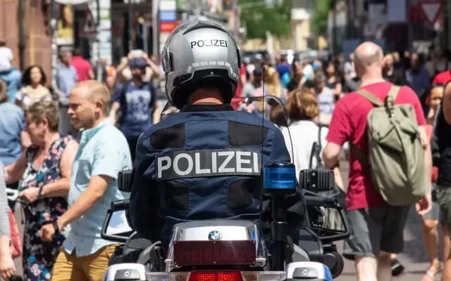 Teilnehmende einer Versammlung zogen am Samstag durch Kaiserslautern bis zum Musikerplatz. In der Eisenbahnstraße wurde mutmaßlich Putzwasser auf Demonstrierende und Polizeikräfte geschüttet, die Polizei ermittelt. (Symbolfoto) | Foto: Paul Needham