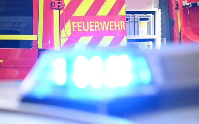 Die Feuerwehr musste den 78-Jährigen aus seinem Auto retten. (Symbolbild) | Foto: Bernd Weißbrod/dpa
