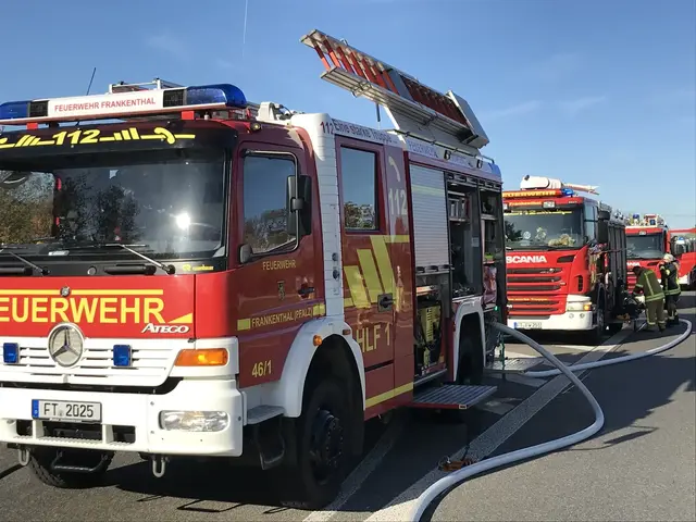 Ein Böschungsbrand unterhalb der Theodor-Heuss-Brücke an der A6 bei Mannheim hat am Samstagabend eine Fahrspur gesperrt. Die Feuerwehr löschte eine Fläche von etwa der Größe eines Fußballfeldes, die Polizei ermittelt zur Brandursache. | Foto: Feuerwehr Frankenthal