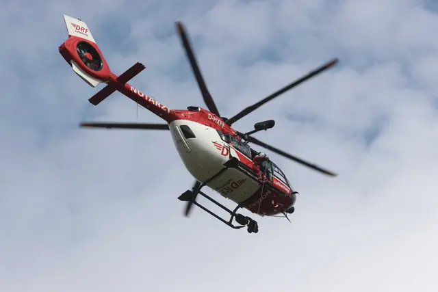 Ein Rettungshubschrauber brachte den lebensgefährlich verletzten Motorradfahrer in ein Klinikum. (Symbolbild) | Foto: Bodo Schackow/dpa