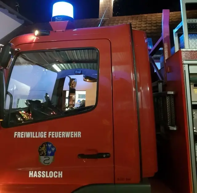Ein Vegetationsbrand südlich des Rehbachs bei Haßloch hat in der Nacht starken Rauch und Brandgeruch verursacht. Das Feuer ist unter Kontrolle, die Feuerwehr führt noch Nachlöscharbeiten durch. | Foto: Feuerwehr Hassloch