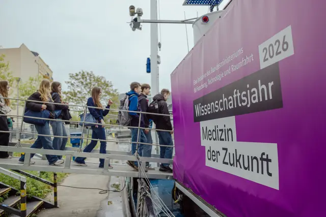 Die ‚MS Wissenschaft‘ macht im August an der Rheinpromenade in Mannheim Station – der Eintritt zur Mitmach-Ausstellung ist kostenlos. | Foto:  Ilja C. Hendel / Wissenschaft im Dialog