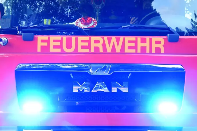 Das Feuer brach aus bislang unklarer Ursache am Freitagabend aus. (Symbolbild) | Foto: Carsten Rehder/dpa
