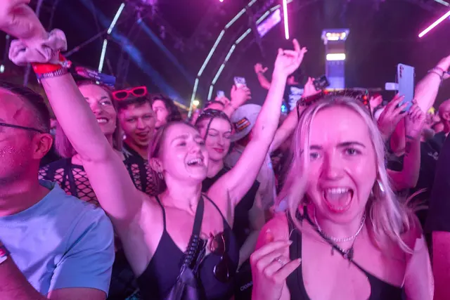 Zehntausende Raver feiern beim Nature One Festival. | Foto: Thomas Frey/dpa