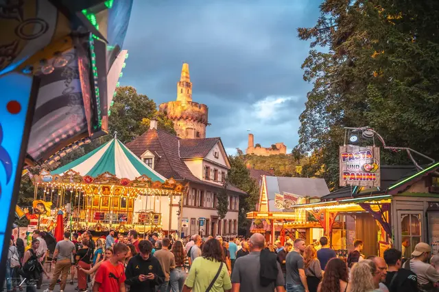 Riesenrad, Fahrgeschäfte und zahlreiche Essensstände gehören zu den Attraktionen der Weinheimer Kerwe rund um den Roten Turm. | Foto: Robert Nagy