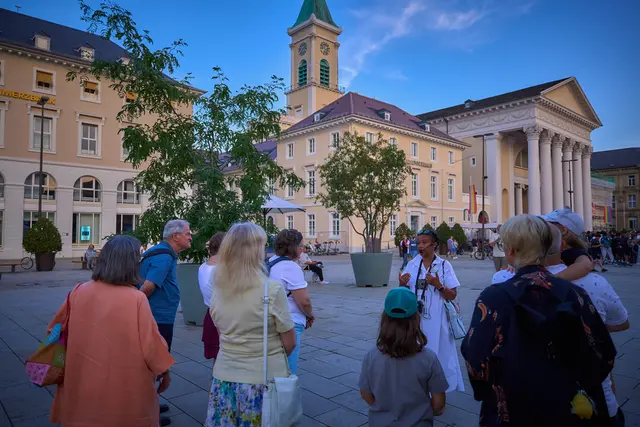 Passend zum Weinbrenner-Themenjahr boten die KAMUNA und die KTG Karlsruhe Tourismus GmbH außerdem Impulsführungen auf den Spuren von Friedrich Weinbrenner durch die klassizistische Architektur des Karlsruher Marktplatz Ensembles.    | Foto: KTG Karlsruhe Tourismus, Foto: Bruno Kelzer