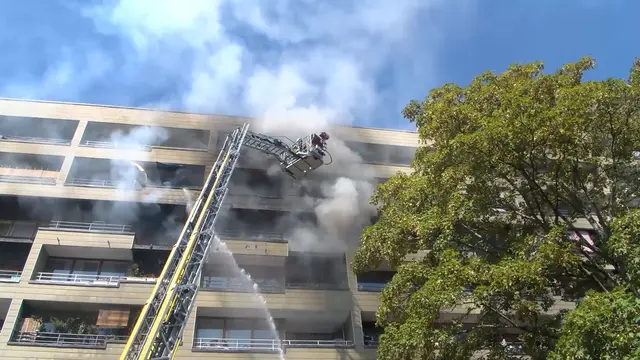 Die Feuerwehr bekämpfte den Brand von außen sowie im Inneren des Hauses. | Foto: Marco Priebe/pr-video/dpa