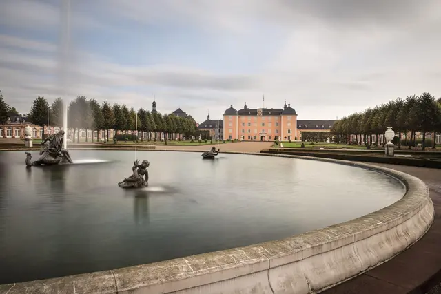 Mit dem Landesfamilienpass erhalten Familien in Baden-Württemberg zahlreiche Vergünstigungen für Freizeit und Kultur wie beispielsweise ein kostenfreier Besuch im Schloss Schwetzingen mit seinem bezaubernd schönen Schlossgarten. | Foto: Staatliche Schlösser und Gärten Baden-Württemberg, Günther Bayerl