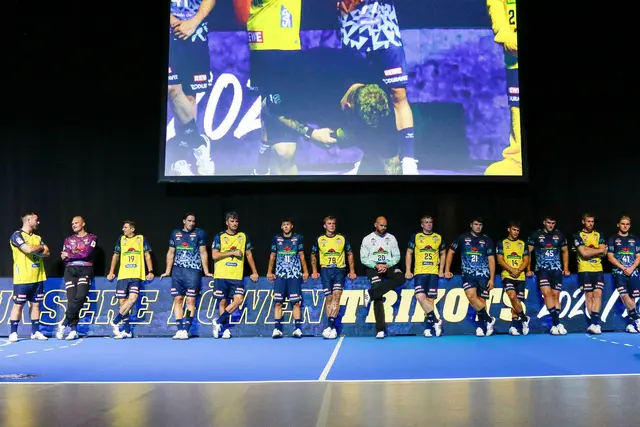 Das Team der Rhein-Neckar Löwen präsentiert sich in den neuen Trikots der Saison 2026/2027. | Foto: Kösegi/PIX-Sportfotos