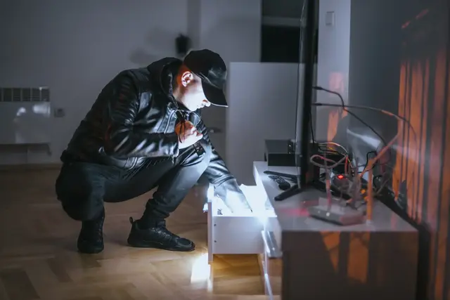 Unbekannte sind in der Nacht in ein Einfamilienhaus in Maximiliansau eingedrungen. Die Bewohnerin bemerkte Taschenlampenlicht, schrie laut und vertrieb den Täter, wie die Polizeidirektion Landau berichtet. | Foto: qunica.com/stock.adobe.com