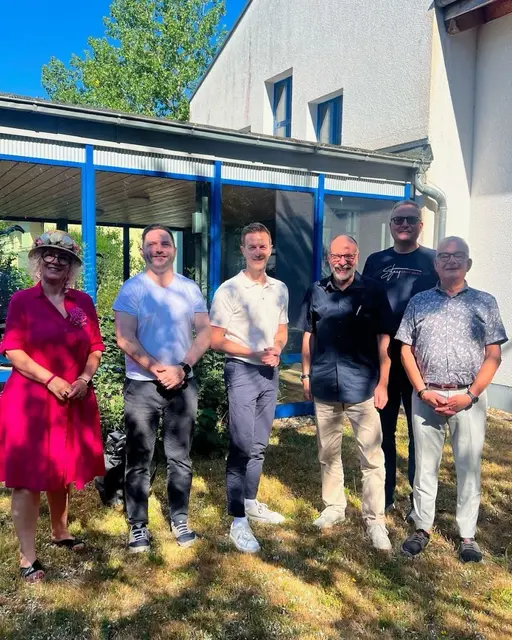 Gemeinsam für den Betzenberg im Austausch: Vertreter der Diakonie Pfalz, der Quartiersarbeit und der Politik über die Zukunft des Stadtteils und die Stärkung des gesellschaftlichen Zusammenhalts.

Auf dem Bild (v. l. n. r.): Petra Janson-Peermann (Büroleiterin des Bundestagsabgeordneten Matthias Mieves), Frank Pfaff (Leiter des Stadtteilbüros „Die Betzestubb“), Bundestagsabgeordneter Matthias Mieves (SPD), Agim Kaptelli (Mitglied des Vorstandes der Diakonie Pfalz), Markus Carbon (Regionalleiter der Diakonie Pfalz) und Andreas Philipp Breier (Projektleiter „BegegnungsRäume“ der Diakonie Pfalz). | Foto: Büro Matthias Mieves