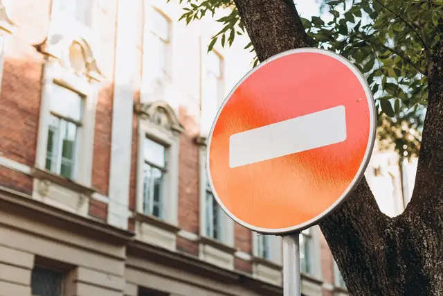 Ein herausgehobener Kanaldeckel lag in Schifferstadt auf der Fahrbahn und gefährdete den Verkehr. Die Polizei sucht nach einer gemeldeten randalierenden Person und bittet um Zeugenhinweise. | Foto: mdyn/stock.adobe.com