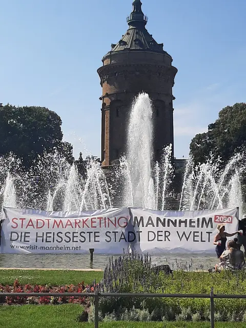 Mit einem Banner am Mannheimer Wasserturm machten die Aktivisten auf die Folgen von Hitze und Klimawandel aufmerksam. | Foto: Alexander Kästel