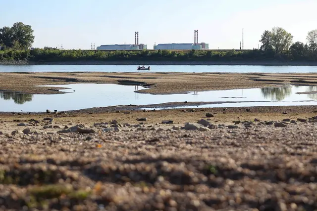 Das Kernkraftwerk MVM Paks, das aufgrund extrem niedriger Wasserstände an der Donau komplett abgeschaltet werden musste. | Foto: Daniel Kiss/MTI/AP/dpa