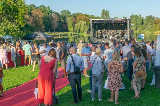 Wie immer startet das Konzert mit viel Spätsommerflair am Abend | Foto: Christoph Brauckhoff