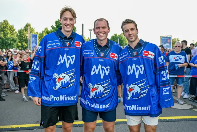 Das Torhütertrio der Adler auf der BABIT 2026: Felix Noack (links), Maximilian Franzreb (Mitte) und Jake Hildebrand (rechts).
 | Foto: Ruffler/PIX-Sportfotos