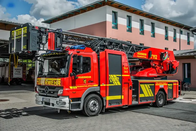 Feuerwehr, Rettungsdienst und Polizei sind in der Heidelberger Emmertsgrundpassage wegen eines Balkonbrands im Einsatz. Zu Ursache, Ausmaß und möglichen Verletzten gibt es derzeit noch keine gesicherten Erkenntnisse. | Foto: Feuerwehr Frankenthal