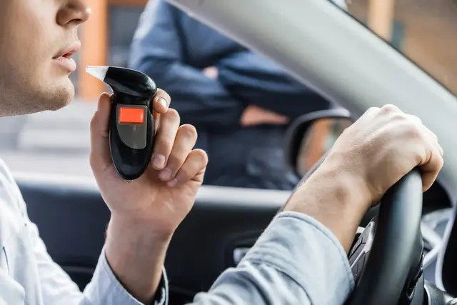Nach einem Unfall auf der B271 bei Kirchheim an der Weinstraße ermittelt die Polizei gegen einen 35-jährigen Autofahrer wegen Alkohols am Steuer. Zwei Menschen wurden leicht verletzt, der Schaden liegt bei etwa 25.000 Euro. | Foto: LIGHTFIELD STUDIOS/stock.adobe.com