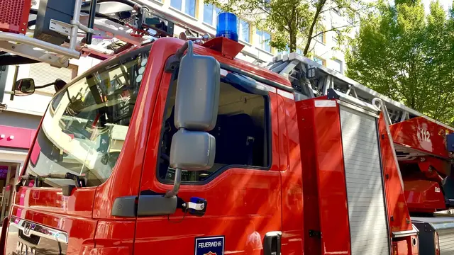 Die Feuerwehr Schermbeck rückte zuletzt zu drei Einsätzen aus: Ein Ast blockierte die Weseler Straße, an der Gesamtschule gab es einen Grasbrand und am Wesel-Datteln-Kanal wurde eine Verunreinigung auf dem Wasser geprüft. | Foto: Kim Rileit