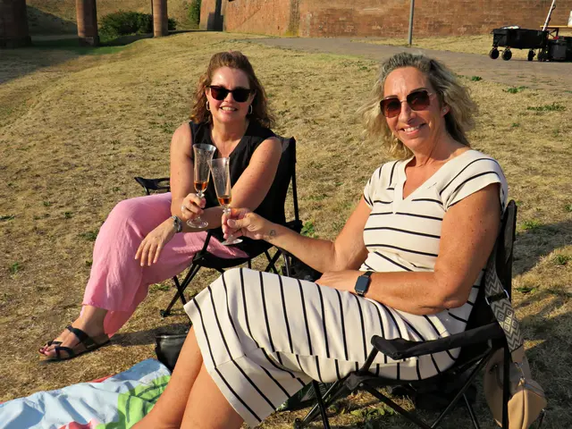 Melanie aus Germersheim und Heike aus Deidesheim mit stilvollen Gläsern waren wegen Sänger Mario Siegmayer gekommen | Foto: Brigitte Melder
