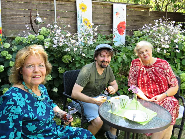 Künstler unter sich: Links Gaby Kiessling | Foto: Brigitte Melder
