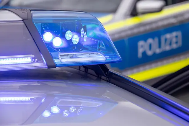 Die Polizei kontrollierte das Fahrzeug auf der A61. (Symbolbild) | Foto: Daniel Karmann/dpa
