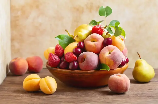Obst landet gerne mal gemeinsam in der Obstschale. Dabei sollte man einige Sorten getrennt voneinander aufbewahren. | Foto:  Nitr/stock.adobe.com