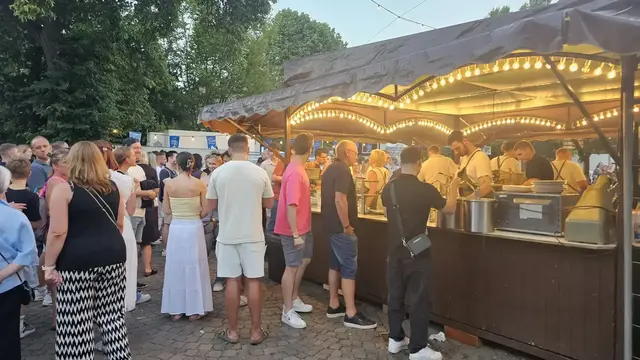 Für das leibliche Wohl ist mit vielfältigen Angeboten in den Winzerhöfen und Ausschankstellen gesorgt. | Foto: Eva Bender