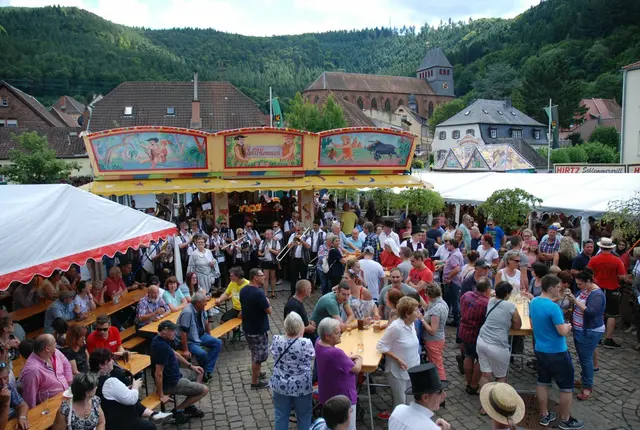 Immer am ersten Augustwochenende feiert die Stadt Lambrecht ihre traditionelle „Lambrechter Gäsbockkerwe“ auf dem Friedrich-Ebert-Platz.   | Foto: Markus Pacher