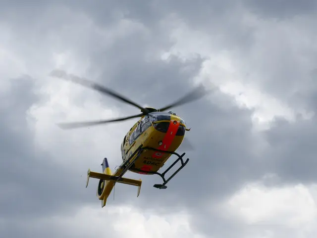 Auch ein Rettungshubschrauber ist im Einsatz. Über den Hergang und mögliche Verletzte des Crashs auf der A6 ist derzeit noch nichts bekannt.  | Foto: Kim Rileit
