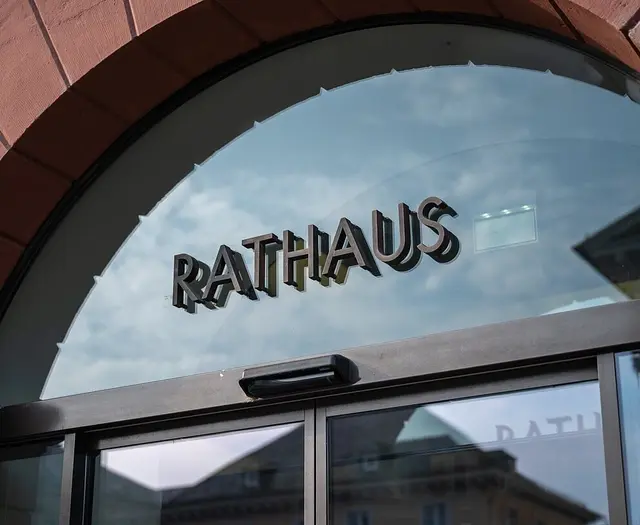 Im Rathaus wird entschieden, ob es in der Stadt weiterhin eine ehrenamtliche Ansprechperson für Tierschutzfragen gibt. | Foto: Stadt Karlsruhe, Monika Müller-Gmelin